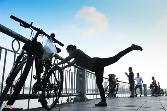 Hồ Tây, hồ Gươm đông người đạp xe, đi bộ