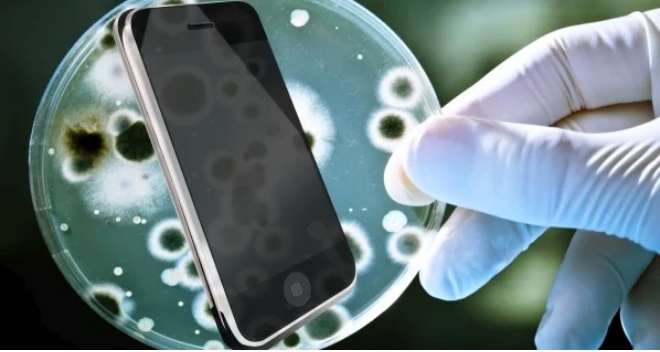 Điện thoại mang nhiều vi khuẩn gấp 10 lần bồn cầu: Vệ sinh theo cách này để điện thoại sạch, không hại sức khỏe-1