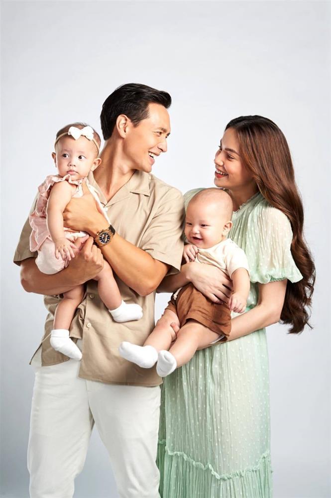 Được mặc chiếc váy đặc biệt, cặp sinh đôi xinh đẹp của Hồ Ngọc Hà trong bức ảnh gia đình sẽ khiến bạn choáng ngợp và mê hoặc từ cái nhìn đầu tiên.