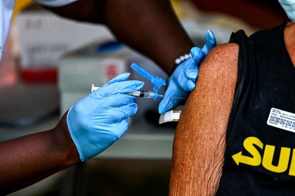 Mỹ bổ sung khuyến cáo về tác dụng phụ có thể xảy ra sau tiêm vaccine COVID-19-1