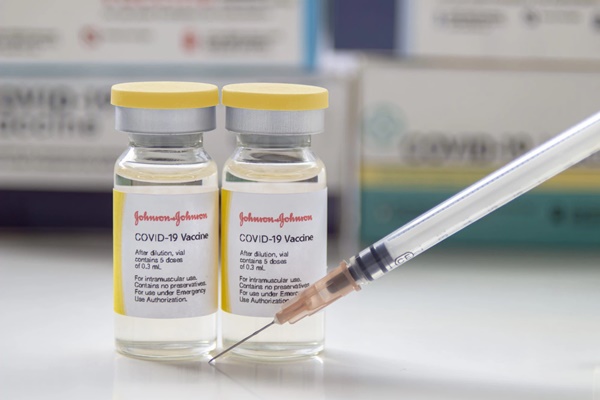 Mỹ bổ sung khuyến cáo về tác dụng phụ có thể xảy ra sau tiêm vaccine COVID-19-2