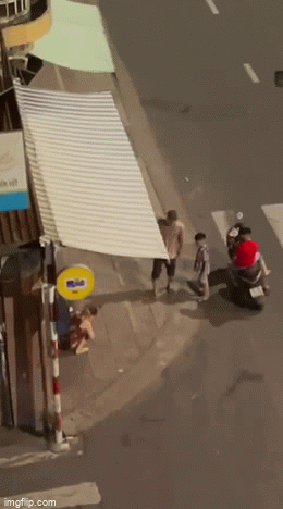 Đang đi đường,&nbsp;vợ lao xuống khóc lóc điên cuồng&nbsp;và hành động trong cơn điên” của ông chồng sau đó-1