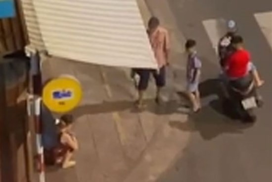 Đang đi đường, vợ lao xuống khóc lóc điên cuồng và hành động trong “cơn điên” của ông chồng sau đó
