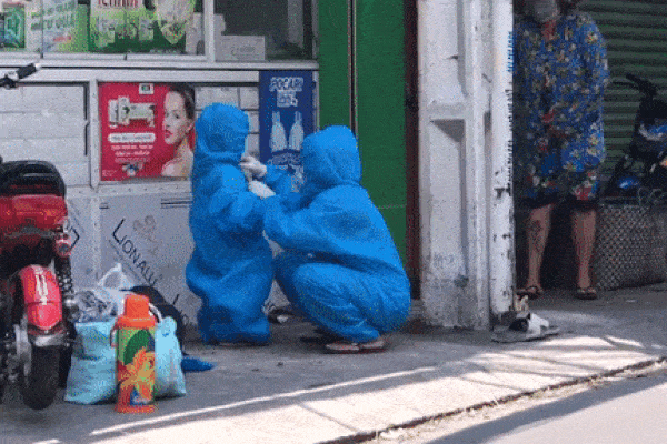 Bà ngoại khóc nấc khi cháu phải cách ly: 'Sao để cục vàng của tao chịu khổ?'