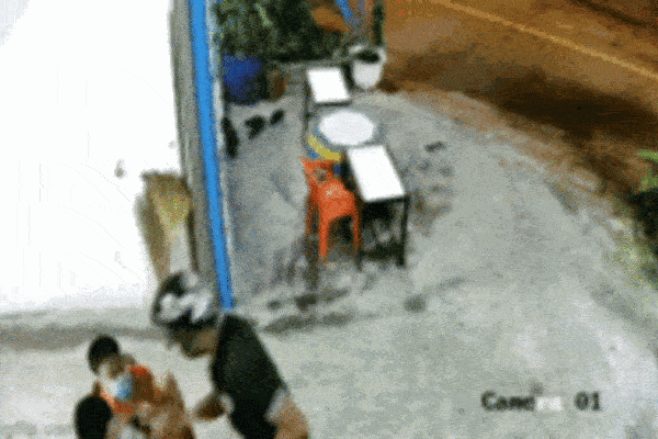 Tên cướp táo tợn lao vào tận nhà, xịt hơi cay rồi giật điện thoại của bé trai