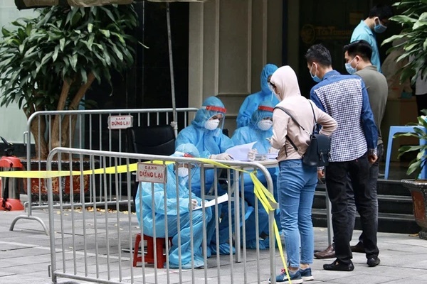 Vì sao Hà Nội đưa nhóm người trên 65 tuổi và có bệnh lý nền ra khỏi danh sách ưu tiên tiêm vaccine Covid-19 đợt này?-6