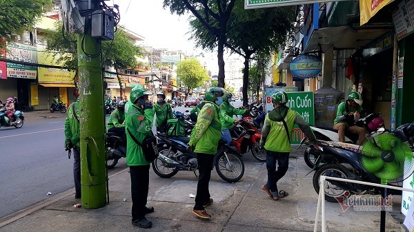 Những chàng trai trẻ, tay xách nách mang lượn khắp phố Sài Gòn vắng lạ-3