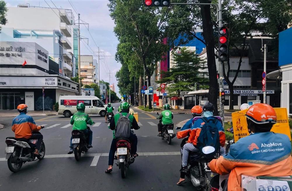Những chàng trai trẻ, tay xách nách mang lượn khắp phố Sài Gòn vắng lạ-5