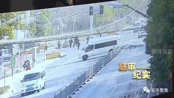 Người đàn ông đang đi bộ bỗng bay vút lên cao rồi chết trong bụi cây, vụ tai nạn gây hoang mang vì 2 sự trùng hợp khó tin-2