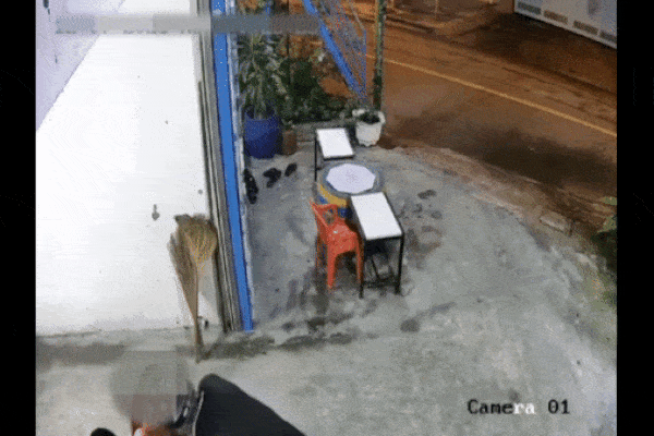 Đối tượng manh động xịt hơi cay vào mặt 3 bé trai để cướp điện thoại ở TP.HCM