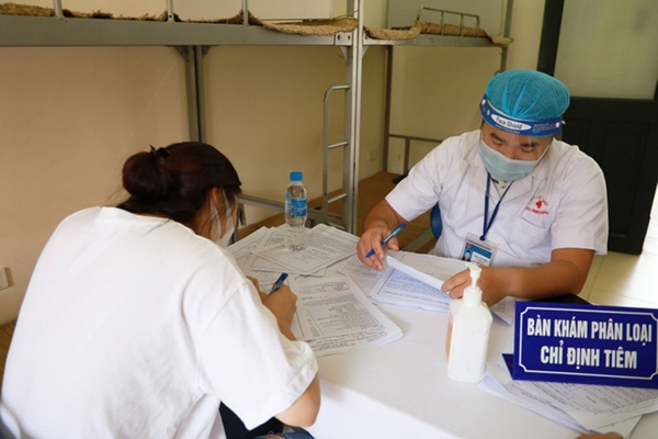 Vì sao Hà Nội đưa nhóm người trên 65 tuổi và có bệnh lý nền ra khỏi danh sách ưu tiên tiêm vaccine Covid-19 đợt này?-3