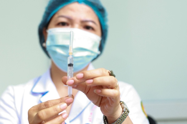 Vì sao Hà Nội đưa nhóm người trên 65 tuổi và có bệnh lý nền ra khỏi danh sách ưu tiên tiêm vaccine Covid-19 đợt này?-4