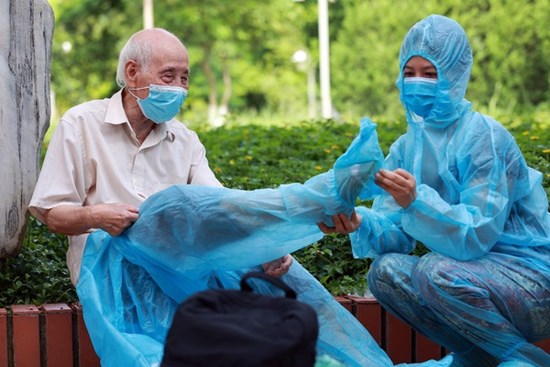 Vì sao Hà Nội đưa nhóm người trên 65 tuổi và có bệnh lý nền ra khỏi danh sách ưu tiên tiêm vaccine Covid-19 đợt này?