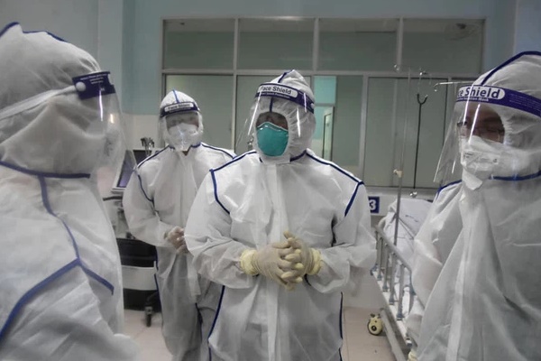 Nữ sinh bật khóc xin đưa mèo đi chữa bệnh nhưng bị người ở chốt kiểm dịch mỉa mai, bắt đóng phạt: Chú mèo đã chết, cán bộ trực chốt quay clip nói gì?-3