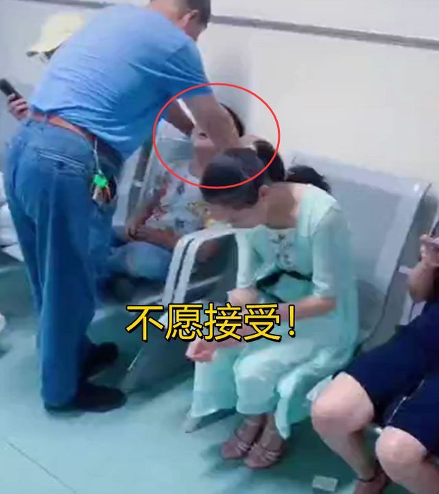 Đứa trẻ trở nên chậm chạp chỉ sau một trận đòn của bố: Bác sĩ chỉ ra đó là biểu hiện của bệnh động kinh, người bố ân hận khôn cùng-1