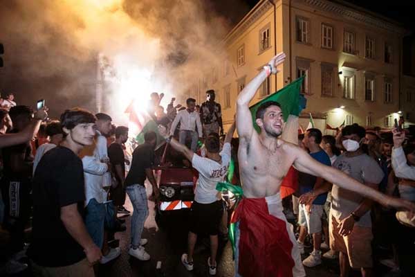 Video: Những màn ăn mừng nguy hiểm chết người của fan Italy trong đêm vô địch Euro 2020-1