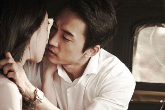 Vẫn cùng ăn cơm tối nhưng sáng ra gã chồng ngoại tình hoảng hốt khi đọc được nội dung trên tờ giấy vợ viết