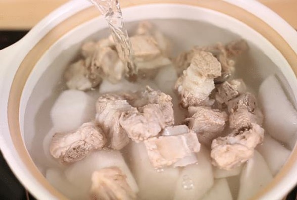 Sườn heo hầm không nên chần trực tiếp khi chưa sơ chế, đầu bếp dạy bí quyết cực chuẩn giúp sườn ngon mà không bị tanh-6