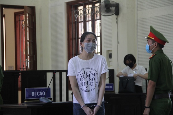 Đau lòng: Bé gái sơ sinh cuống rốn còn buộc dây thun bị bỏ rơi cả đêm dưới cơn mưa tầm tã-2