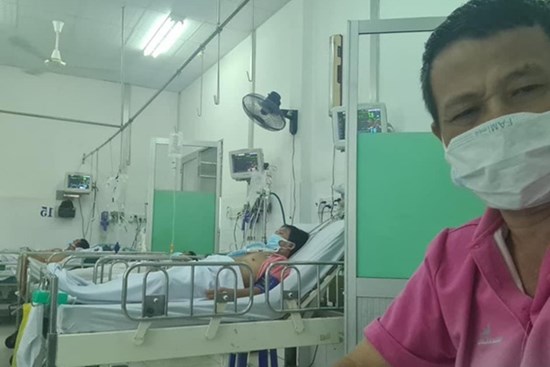 Đây là tình trạng hiện tại của diễn viên Lữ Đắc Long sau khi cả nhà 4 người nhiễm Covid-19, hình ảnh lắp ống thở gây xót xa