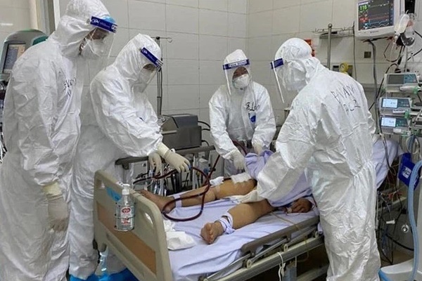 Vụ F0 năn nỉ nhân viên y tế đưa mẹ và em đi cách ly: Thời điểm đó, 8 ca dương tính vẫn đang chờ xe cứu thương-1
