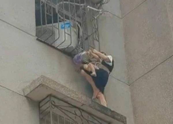 Bé trai 3 tuổi leo lên cửa sổ, cổ bị kẹt trên giá an toàn, pha cứu nguy suốt 30 phút của người mẹ gây thót tim-1