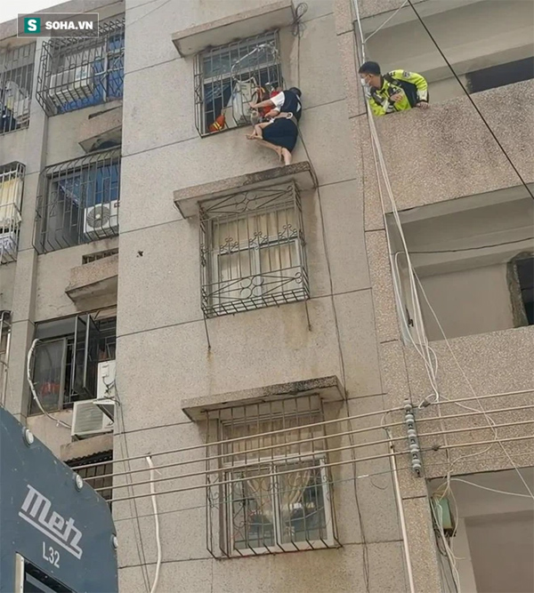 Bé trai 3 tuổi leo lên cửa sổ, cổ bị kẹt trên giá an toàn, pha cứu nguy suốt 30 phút của người mẹ gây thót tim-2