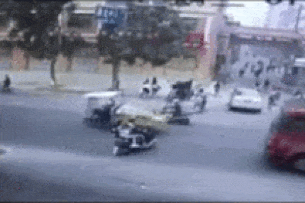 Nữ tài xế hổ báo trèo lên xe buýt túm áo đánh lái xe sau va chạm giao thông-1