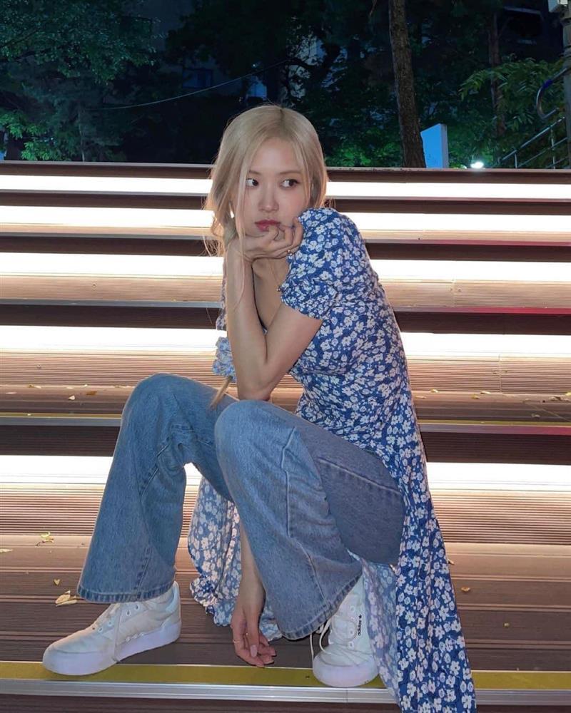 Rosé gây tranh cãi khi phối váy maxi với quần jeans, thời trang cá tính hay lôi thôi?-1