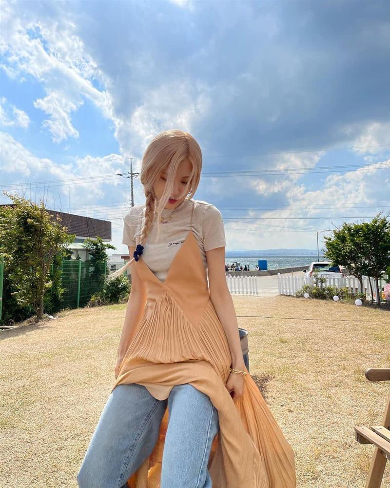 Rosé gây tranh cãi khi phối váy maxi với quần jeans, thời trang cá tính hay lôi thôi?-3