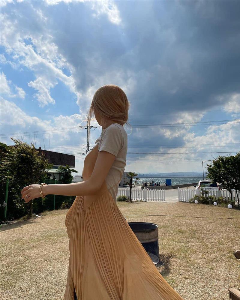 Rosé gây tranh cãi khi phối váy maxi với quần jeans, thời trang cá tính hay lôi thôi?-7