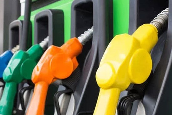 Nếu đầu năm chỉ cần 100 ngàn đồng là tự tin đổ xăng đầy bình xe máy, thì hôm nay bạn phải trả tới 130 ngàn, chuyện gì đang xảy ra vậy?