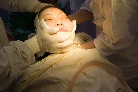 Mở rộng tai, làm teo cơ chân, phụ nữ Trung Quốc bất chấp để đẹp lên