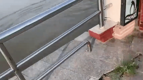 Tập thể dục giữa mùa dịch bị lực lượng chức năng bắt quả tang, người đàn ông có pha chạy trốn khiến ai nấy bàng hoàng-2