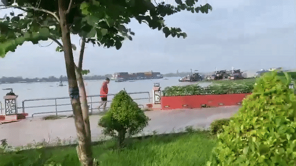 Tập thể dục giữa mùa dịch bị lực lượng chức năng bắt quả tang, người đàn ông có pha chạy trốn khiến ai nấy bàng hoàng-1