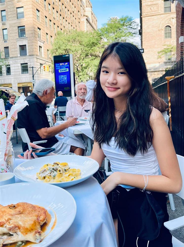 Không cầu kỳ, con gái Trương Ngọc Ánh chỉ chọn quần jeans để khoe đôi chân hoàn hảo như photoshop-1