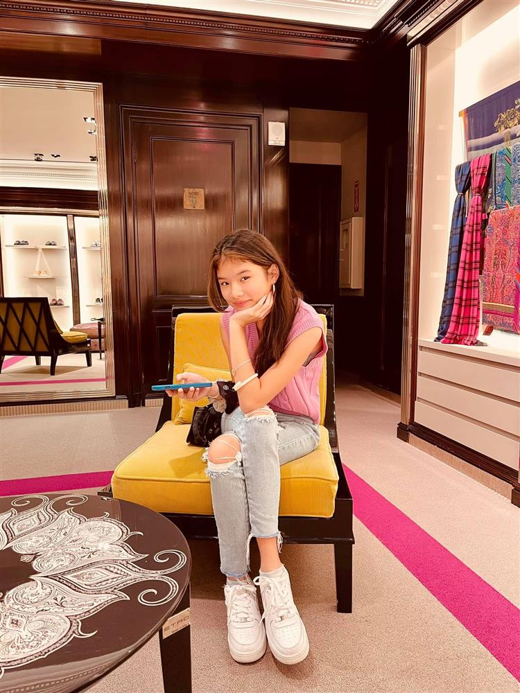 Không cầu kỳ, con gái Trương Ngọc Ánh chỉ chọn quần jeans để khoe đôi chân hoàn hảo như photoshop-4