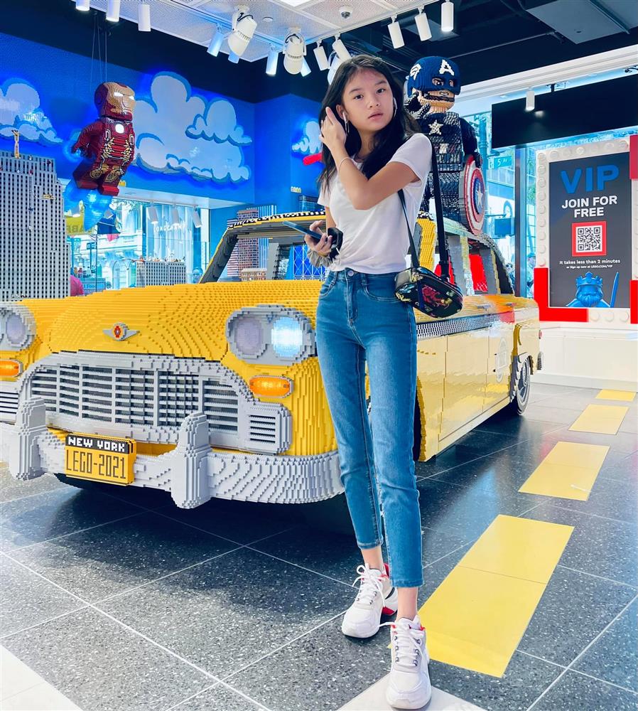 Không cầu kỳ, con gái Trương Ngọc Ánh chỉ chọn quần jeans để khoe đôi chân hoàn hảo như photoshop-5