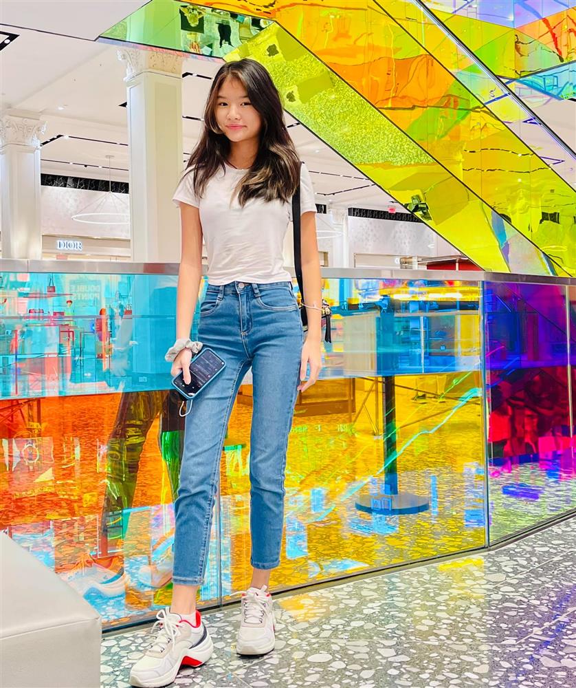 Không cầu kỳ, con gái Trương Ngọc Ánh chỉ chọn quần jeans để khoe đôi chân hoàn hảo như photoshop-6