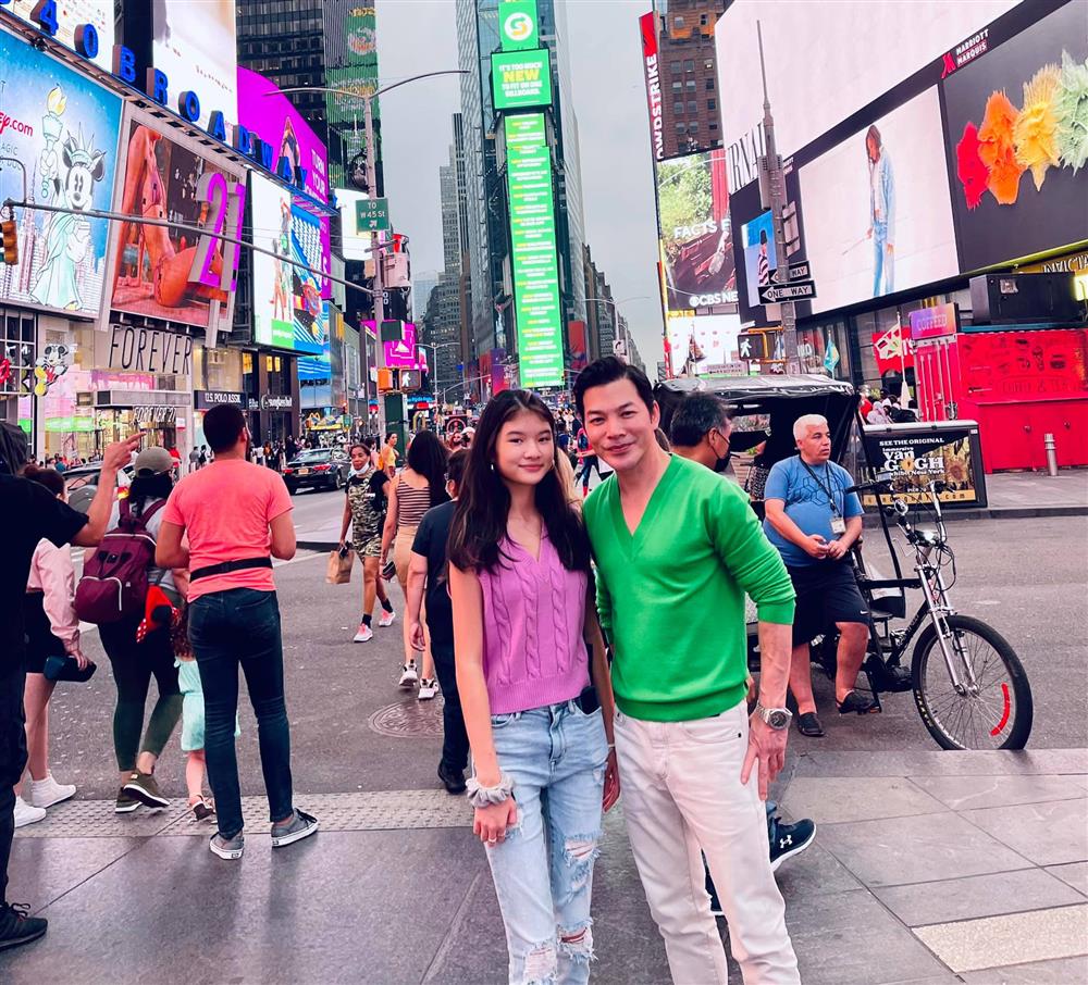 Không cầu kỳ, con gái Trương Ngọc Ánh chỉ chọn quần jeans để khoe đôi chân hoàn hảo như photoshop-7