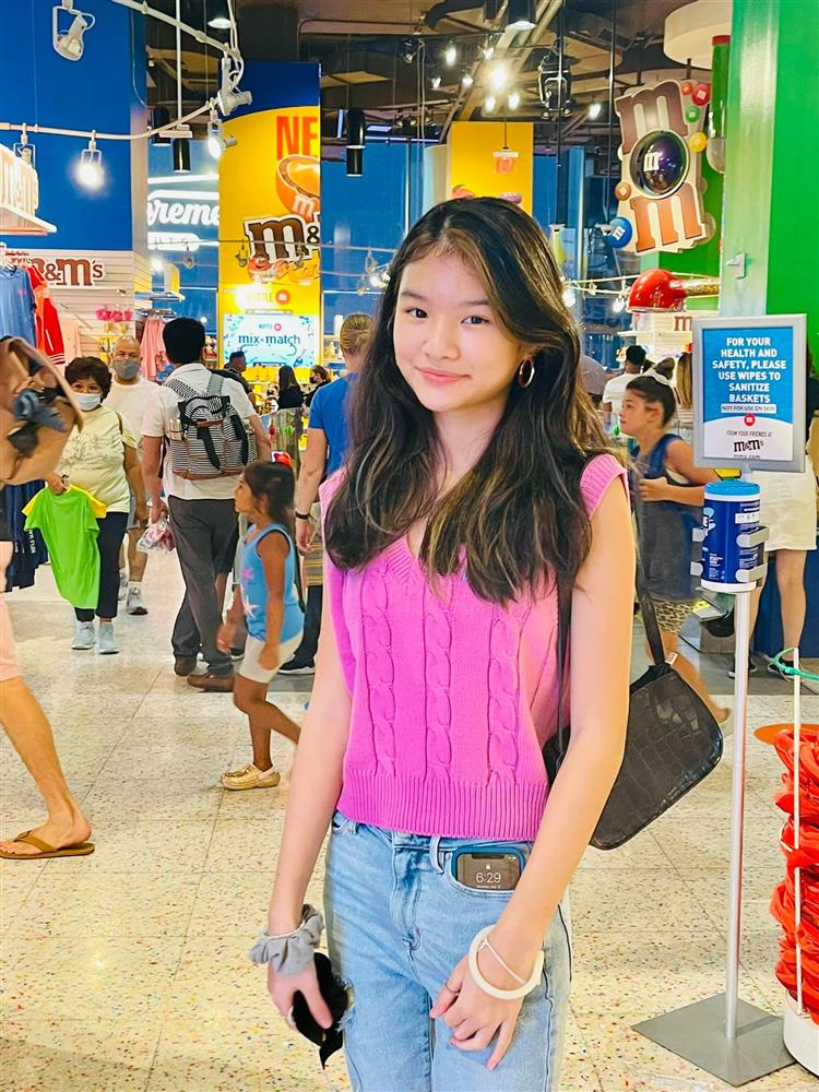 Không cầu kỳ, con gái Trương Ngọc Ánh chỉ chọn quần jeans để khoe đôi chân hoàn hảo như photoshop-8