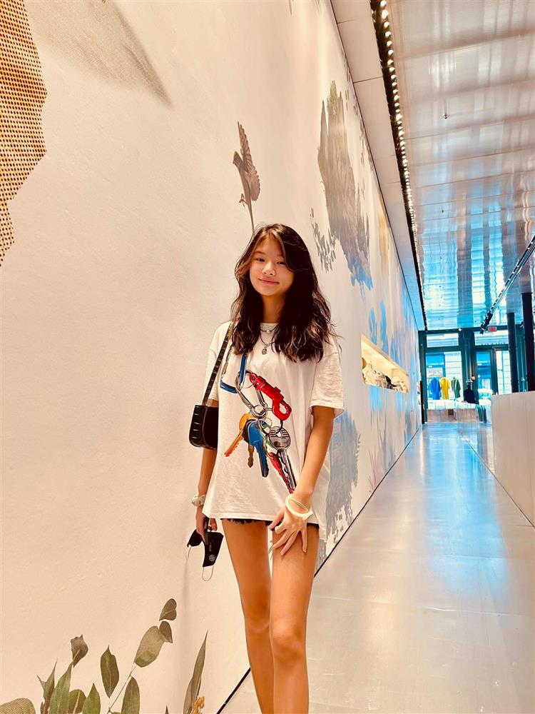 Không cầu kỳ, con gái Trương Ngọc Ánh chỉ chọn quần jeans để khoe đôi chân hoàn hảo như photoshop-11