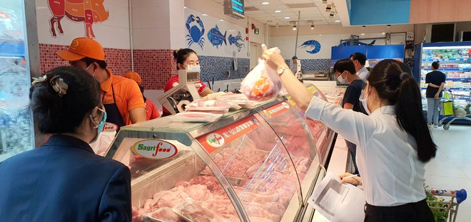 TPHCM: Xuất hiện việc gom hàng giá rẻ trong siêu thị ra ngoài bán kiếm lời-1