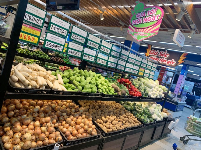 TPHCM: Xuất hiện việc gom hàng giá rẻ trong siêu thị ra ngoài bán kiếm lời-2