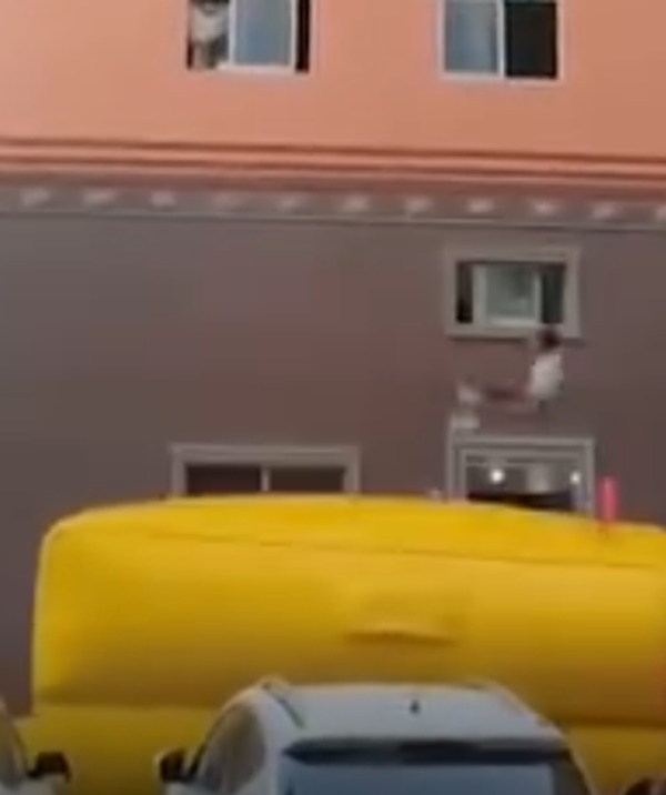 Clip: Cô bé 15 tuổi đòi nhảy lầu tự tử vì xin tiền nhưng bố không cho đủ, cảnh giải cứu khiến cả phố nín thở đứng xem-2