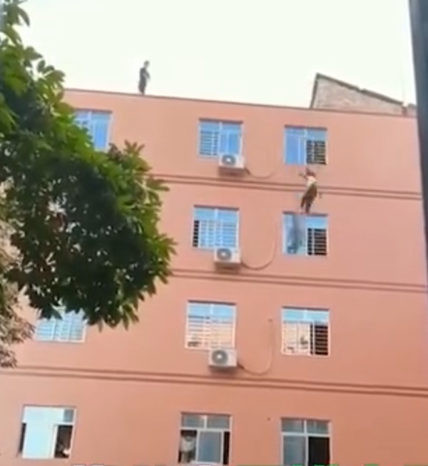 Clip: Cô bé 15 tuổi đòi nhảy lầu tự tử vì xin tiền nhưng bố không cho đủ, cảnh giải cứu khiến cả phố nín thở đứng xem-1