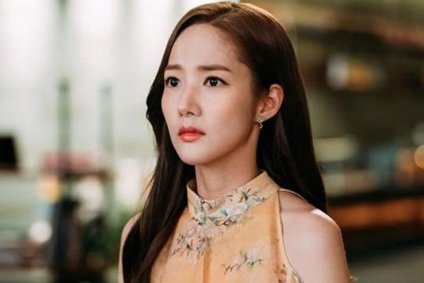 Vừa nghe xong điện thoại của mẹ vợ, chồng đã vứt cuốn sổ đen vào người tôi rồi tuyên bố câu sắc lạnh khiến tôi sợ run người-2