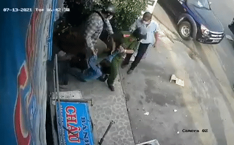Clip công an cưỡng chế người phụ nữ bán rau, tổ công tác phủ nhận việc lao vào nhà đánh dân-1