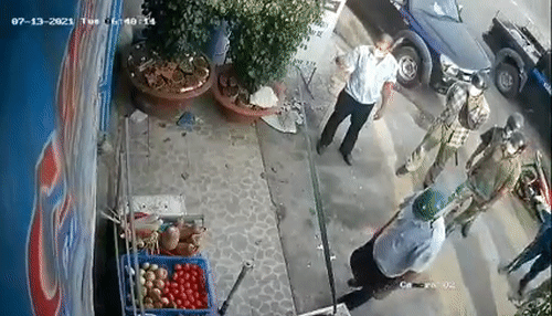 Clip công an cưỡng chế người phụ nữ bán rau, tổ công tác phủ nhận việc lao vào nhà đánh dân-2