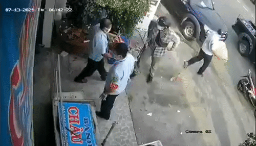 Clip công an cưỡng chế người phụ nữ bán rau, tổ công tác phủ nhận việc lao vào nhà đánh dân-3